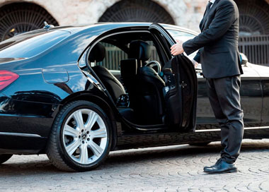 Explore Top Car Rental Services in Delhi Explore Top Car Rental Services in Delhi